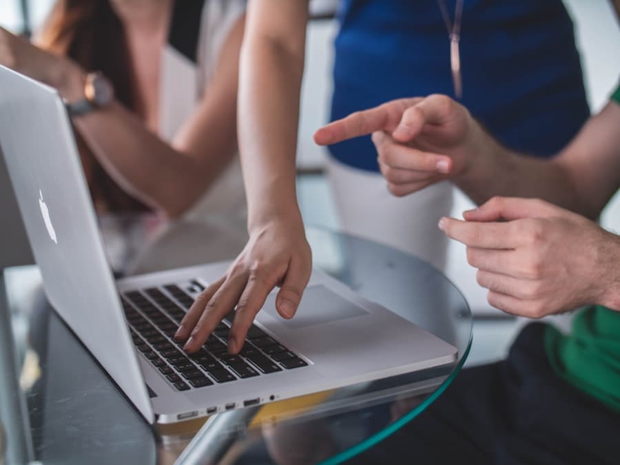 Team bespricht Ergebnisse gemeinsam am Laptop